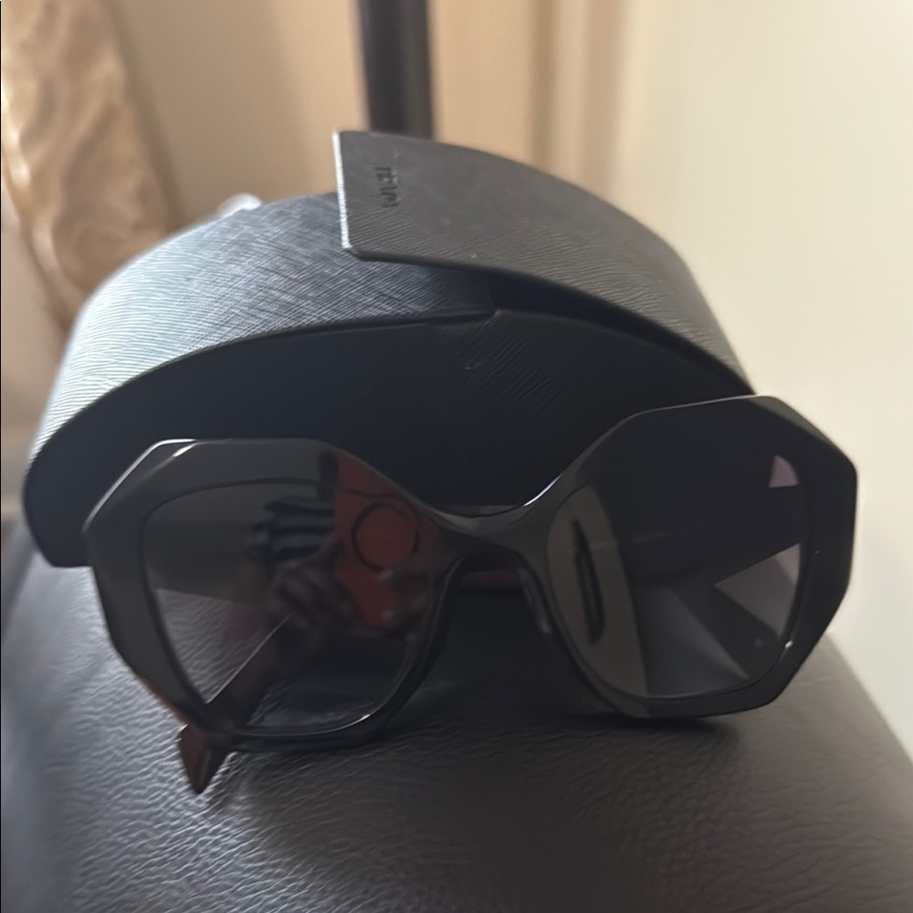Prada Elegant Black Sunglasses - Picture 2 of 3